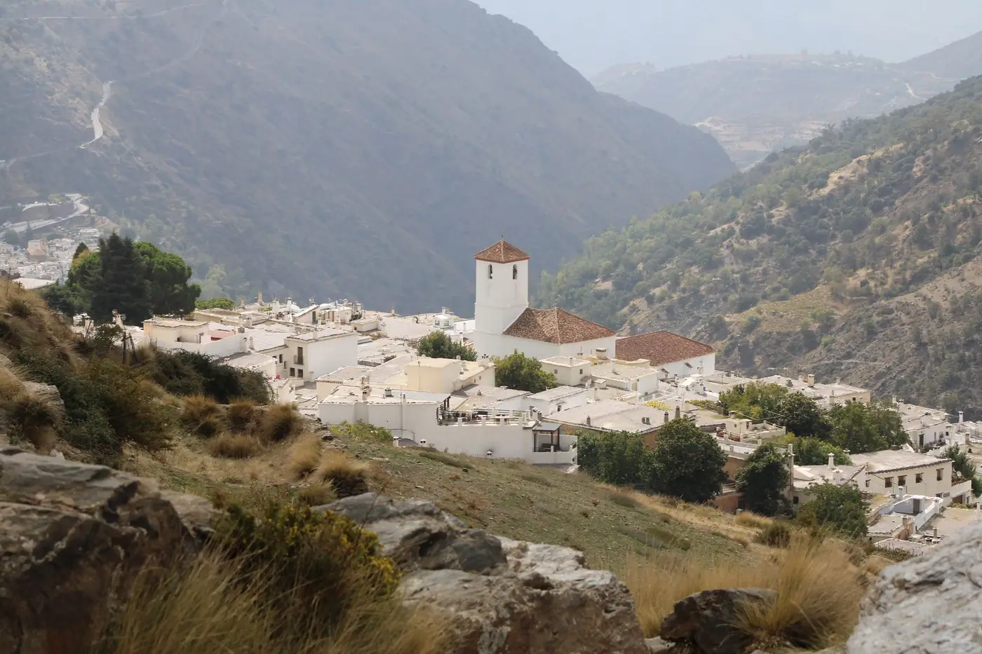 Wit dorp tegen een berghelling in de Sierra Nevada in Andalusië
