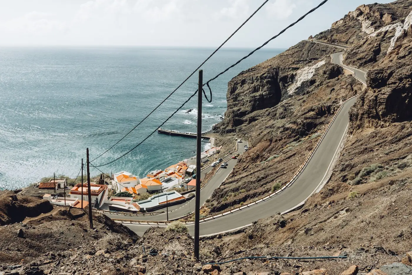 Kronkelende kustweg bij Alojera op La Gomera met witte huizen