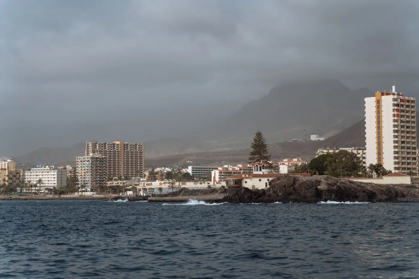 Kustlijn van Los Cristianos op Tenerife met rotsen en bebouwing