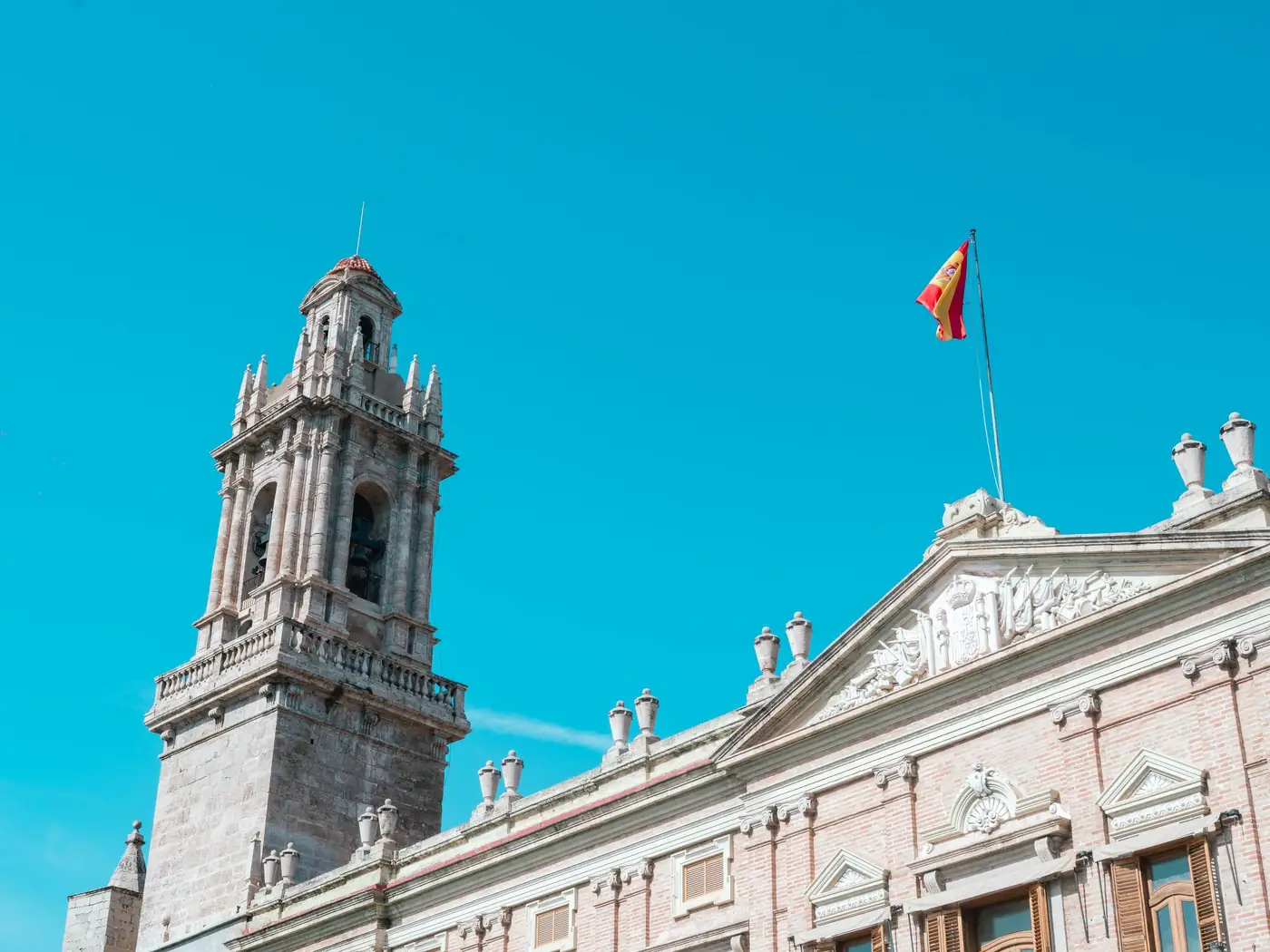 Historische klokkentoren in Valencia onder een heldere blauwe lucht