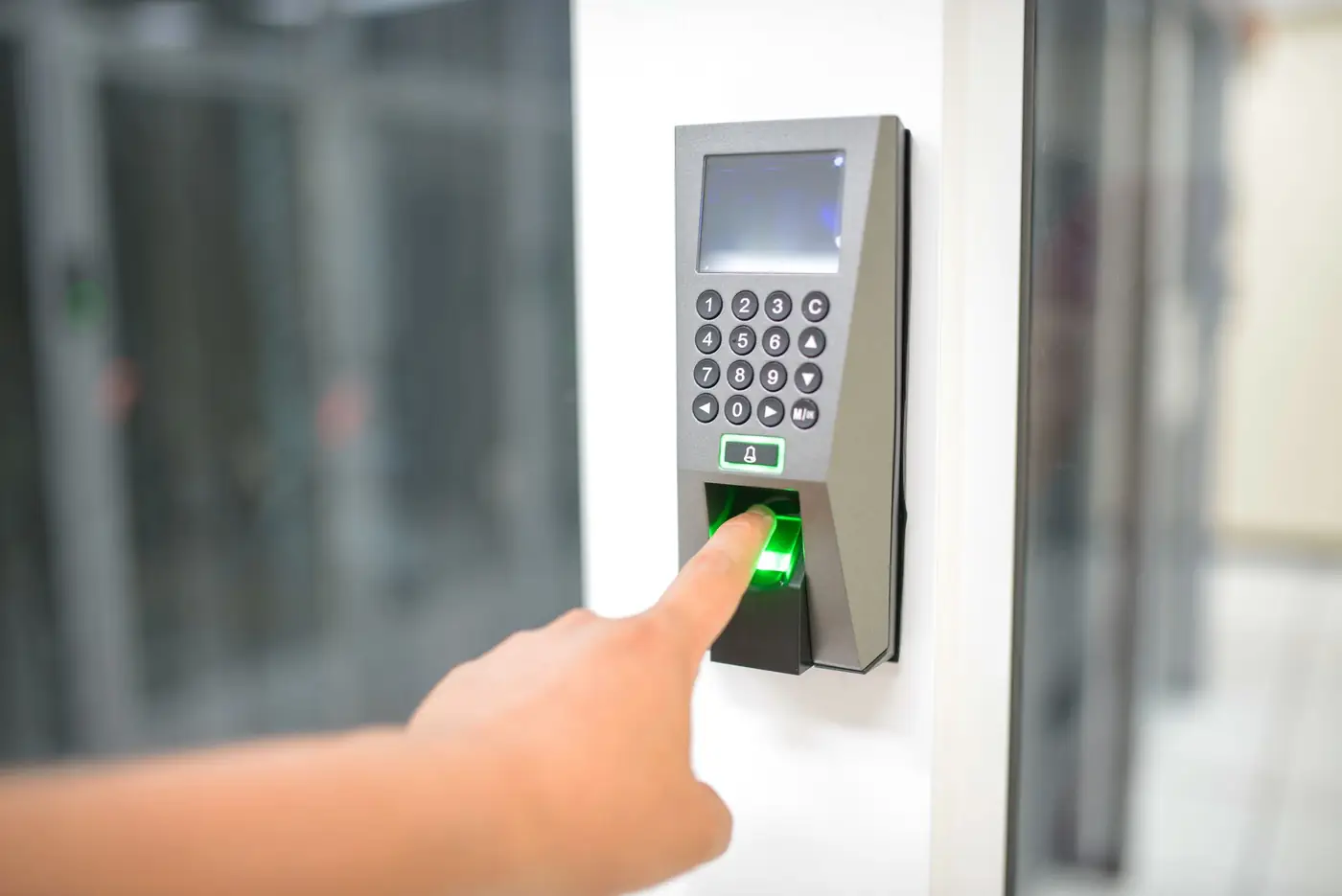 Iemand houdt een vinger tegen een vingerafdrukscanner