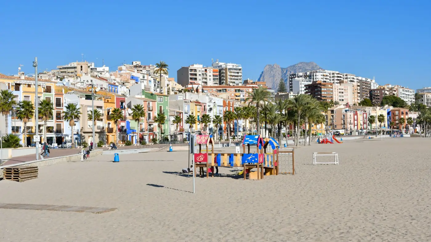 Strand met kleurrijke gebouwen in een Spaanse kustplaats