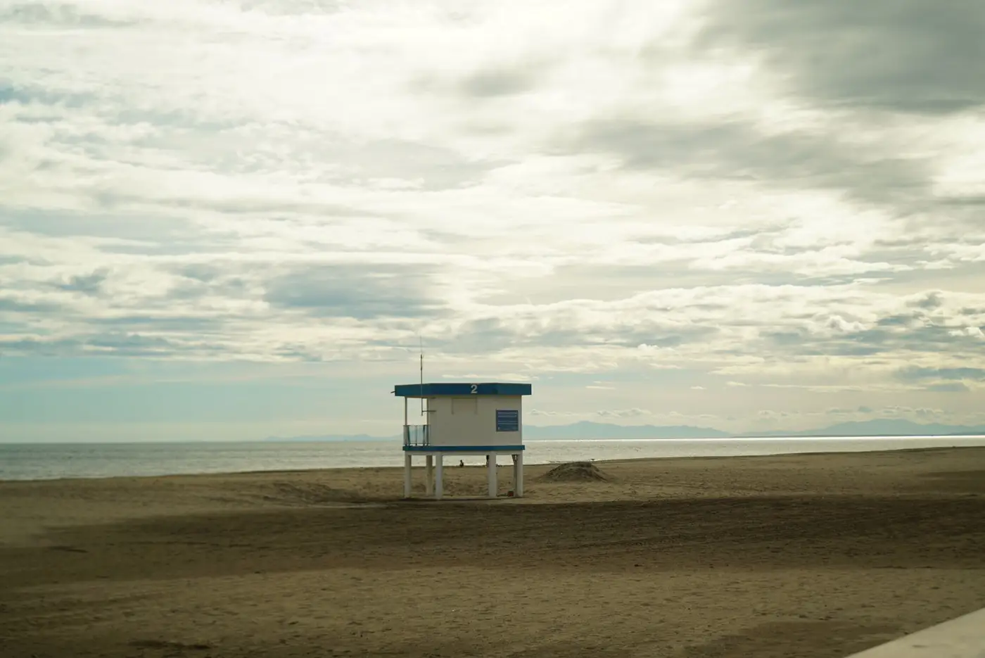 Leeg strandhuisje van een strandwacht op een verlaten strand