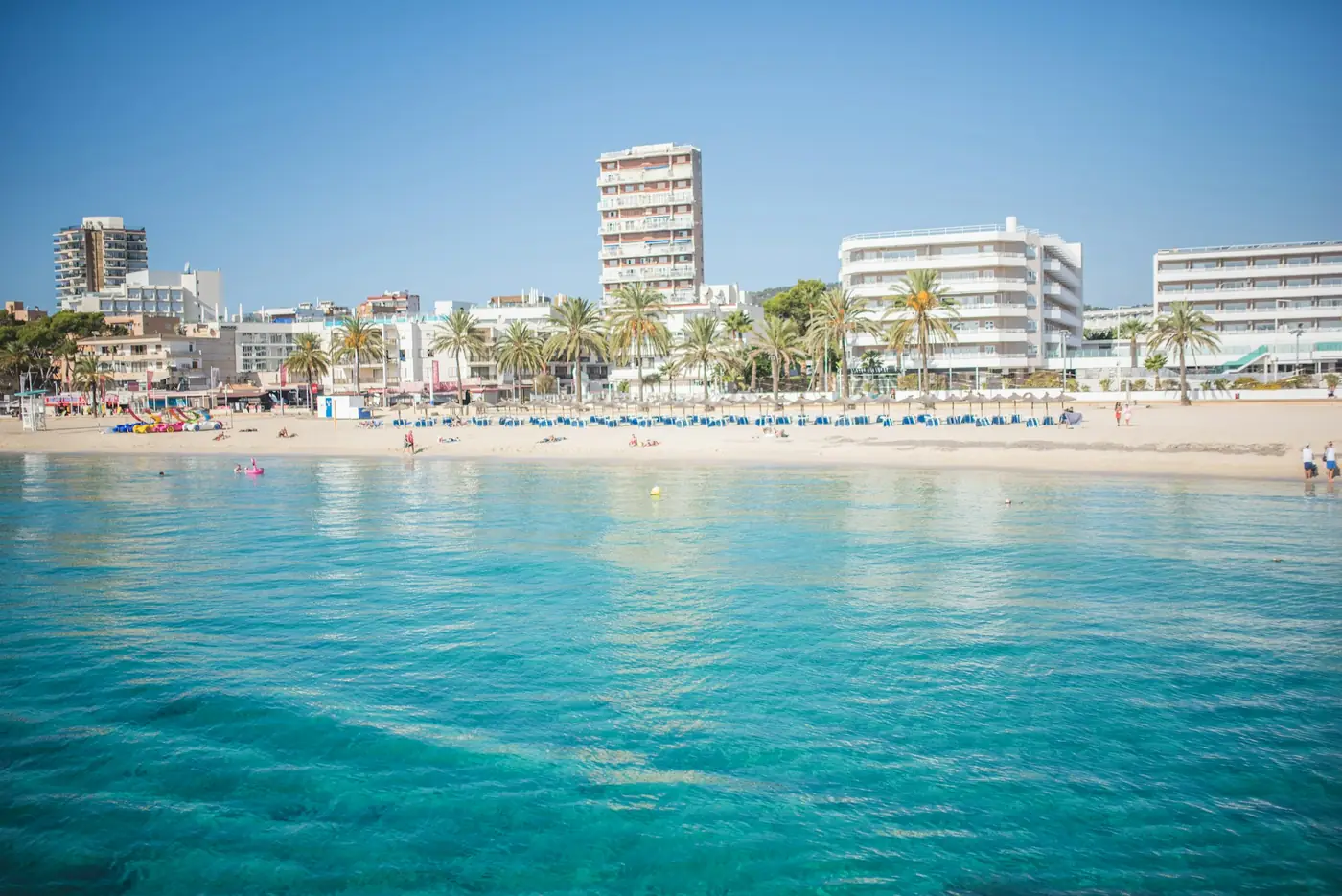 Strand met hotels en appartementen op de achtergrond