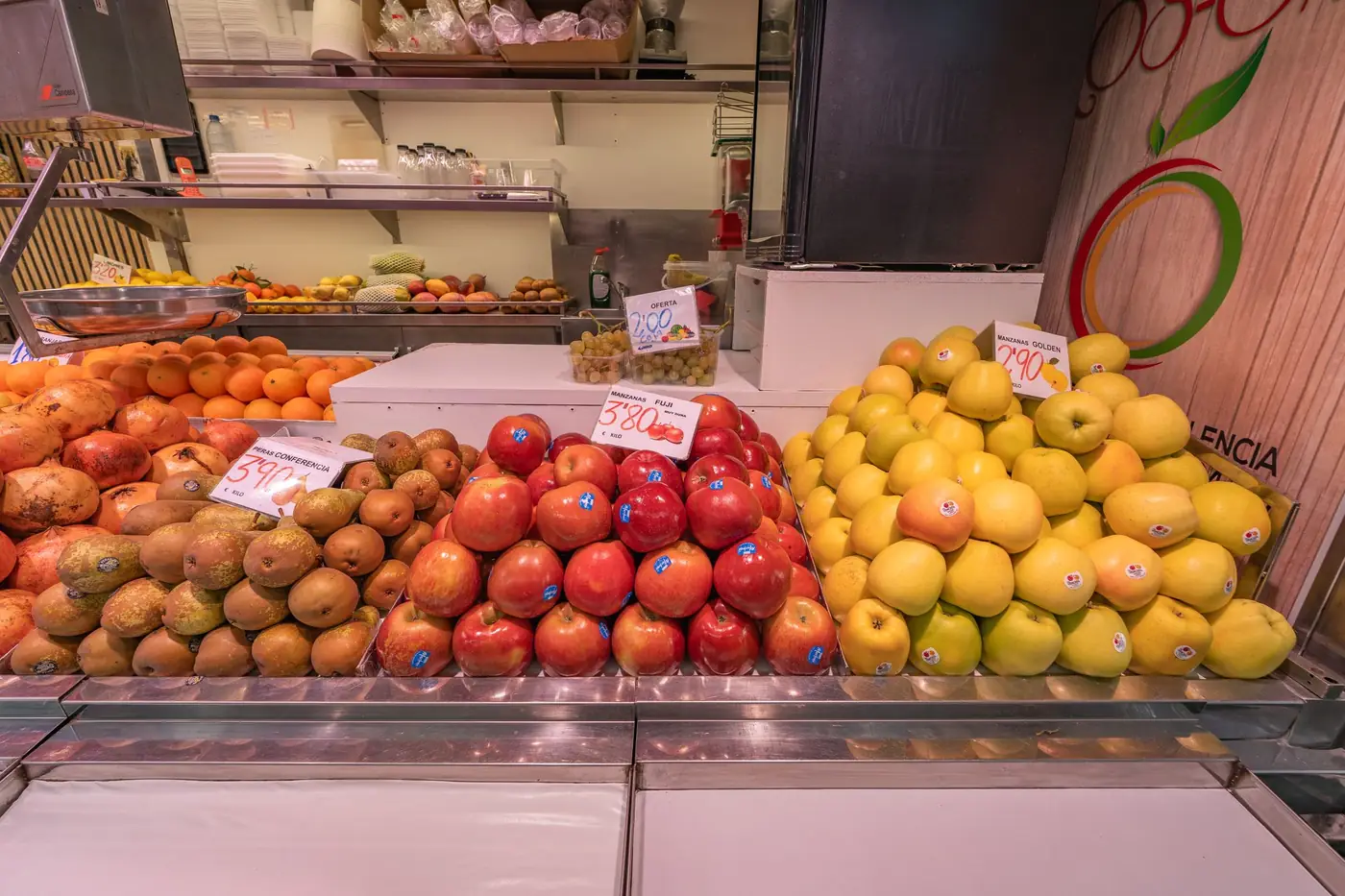 Kraam met vers fruit op een Spaanse markt