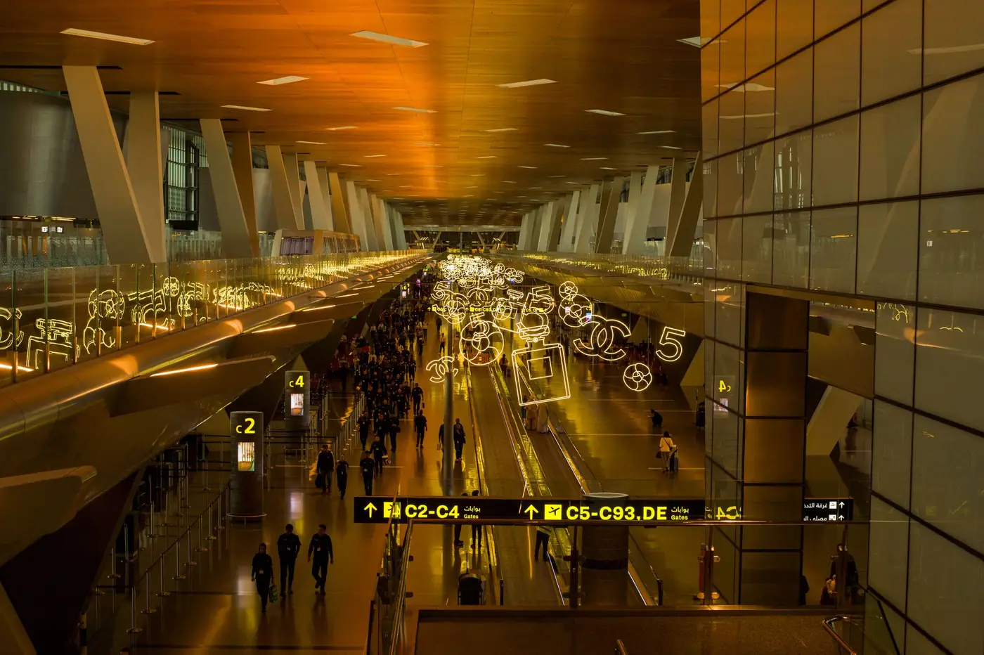 Drukke aankomsthal van een luchthaven met moderne verlichting