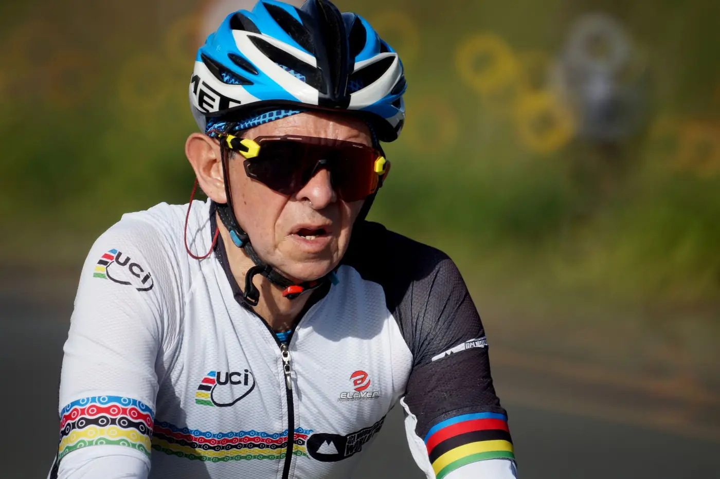 Fietser met helm en zonnebril tijdens een wedstrijd op de weg