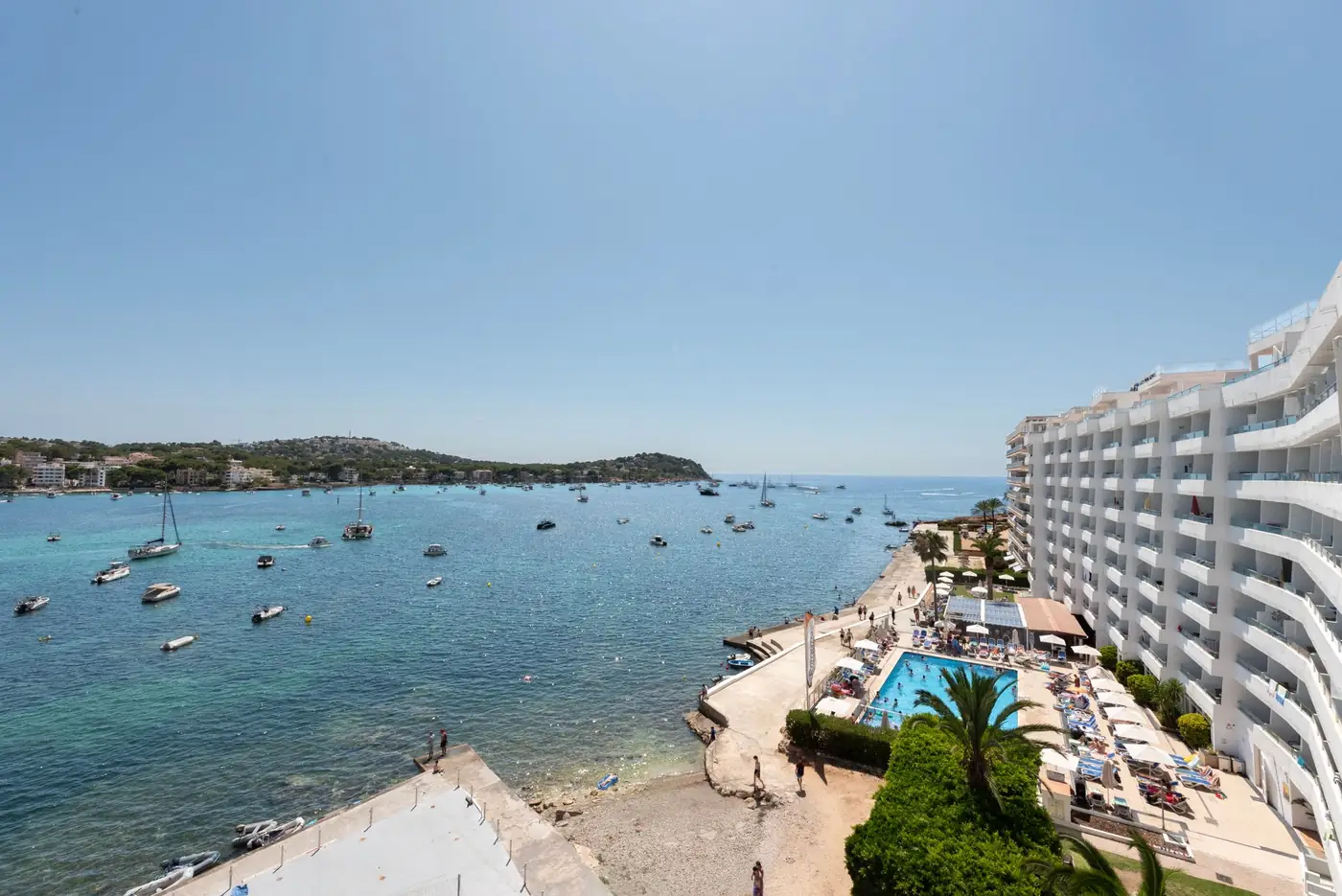 Luchtfoto van een baai op Mallorca met strand, zee en hotels