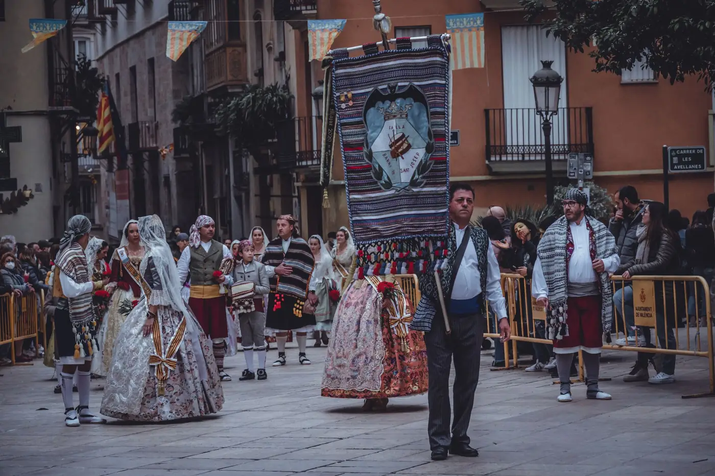 Mensen in traditionele kleding tijdens een optocht in Valencia