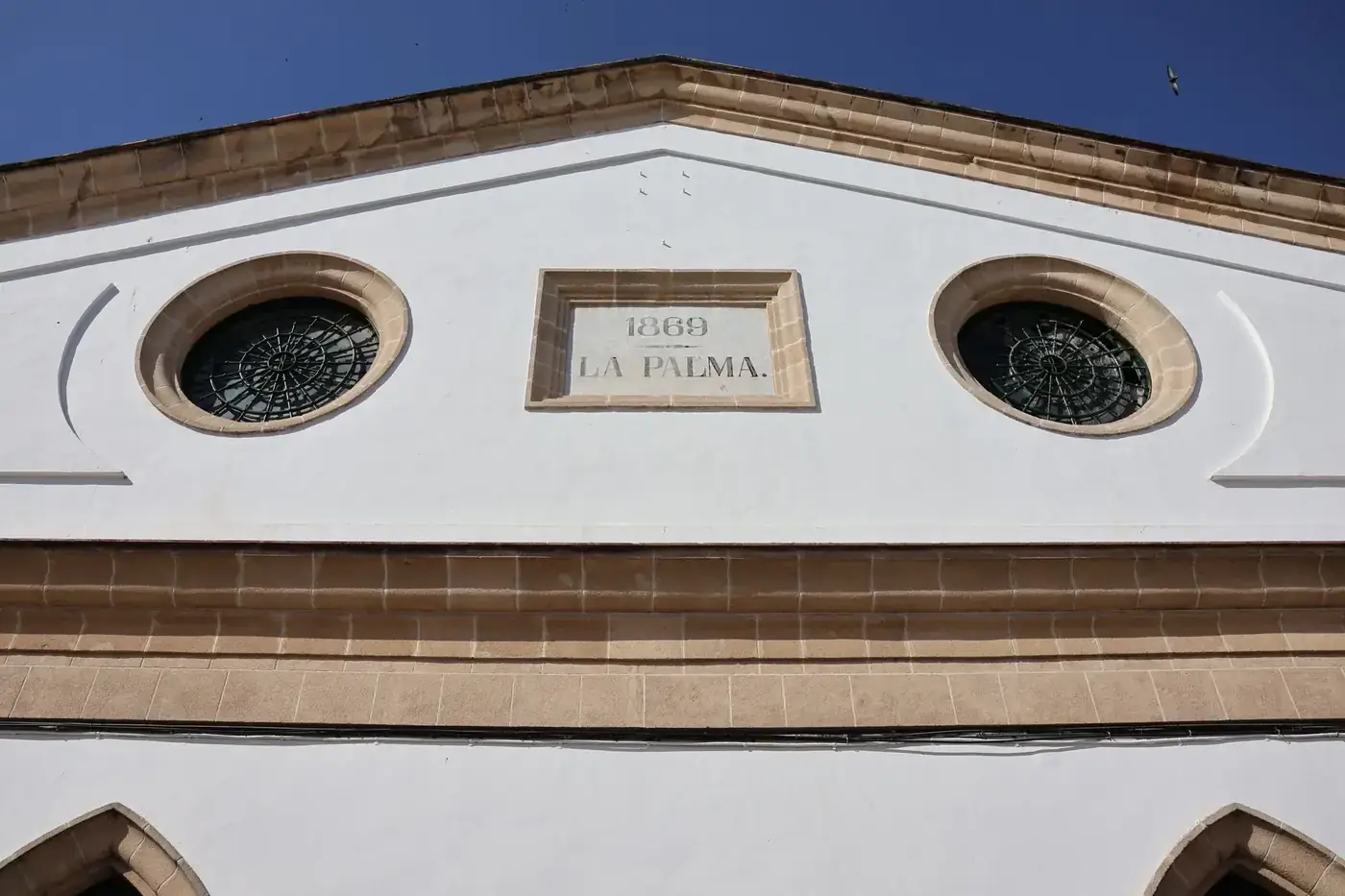 Detailed view of a historic building facade in El Puerto de Santa María, Spain.