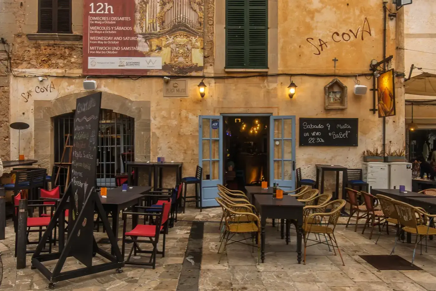 Cozy outdoor seating at Sa Cova café in Santanyí, Mallorca, showcasing rustic charm.