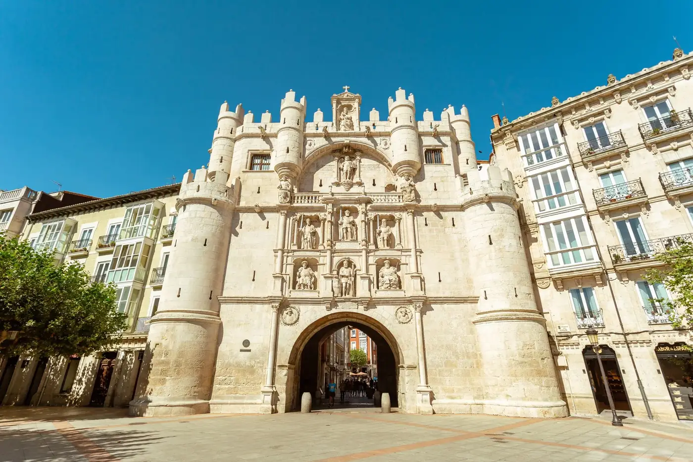 Sunlit view of Santa Maria Arch in Burgos, showcasing its architectural grandeur.