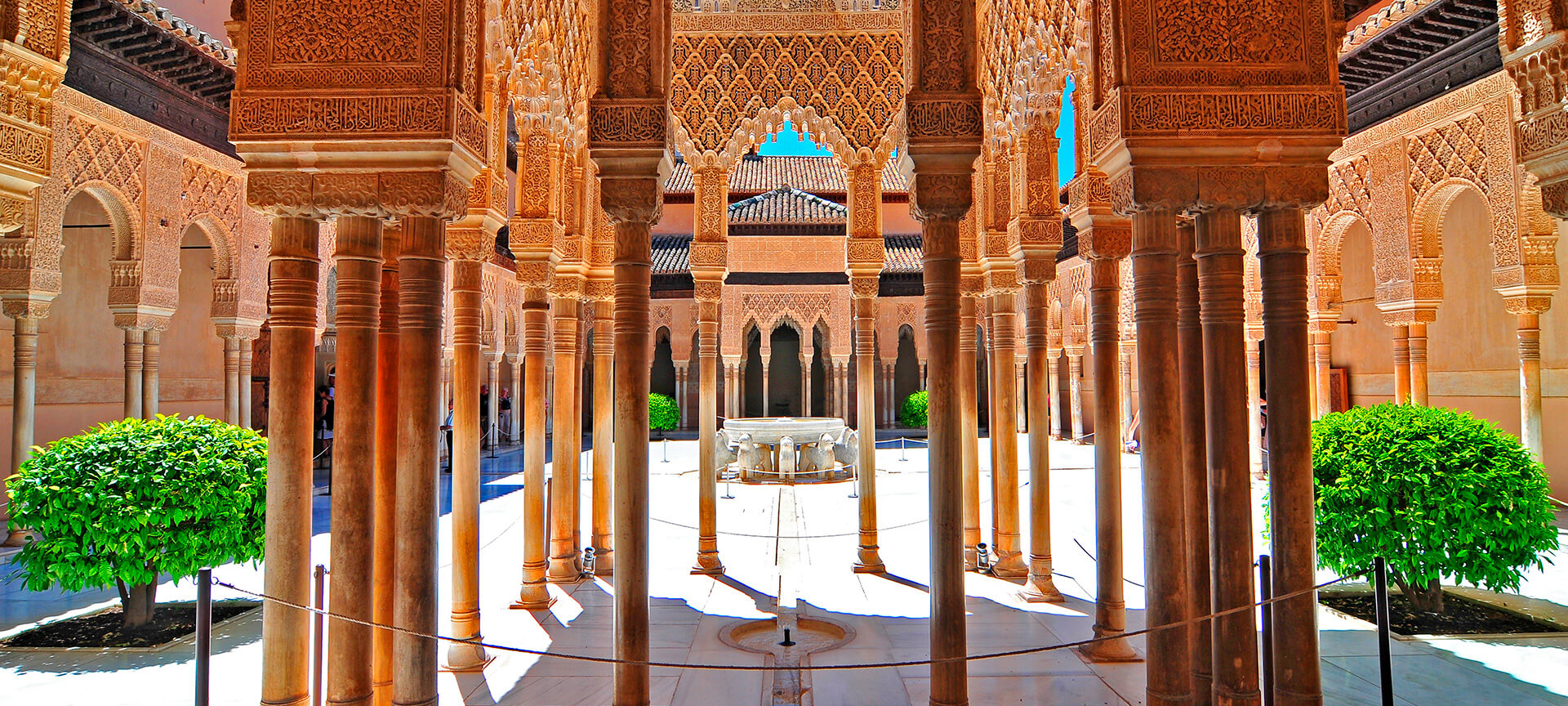 Arabische architectuur met zuilengang en decoraties.
