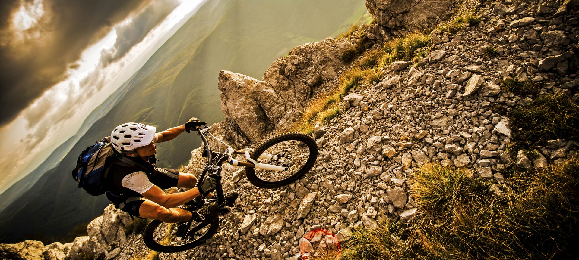 Mountainbiker beklimt steil rotsachtig terrein.