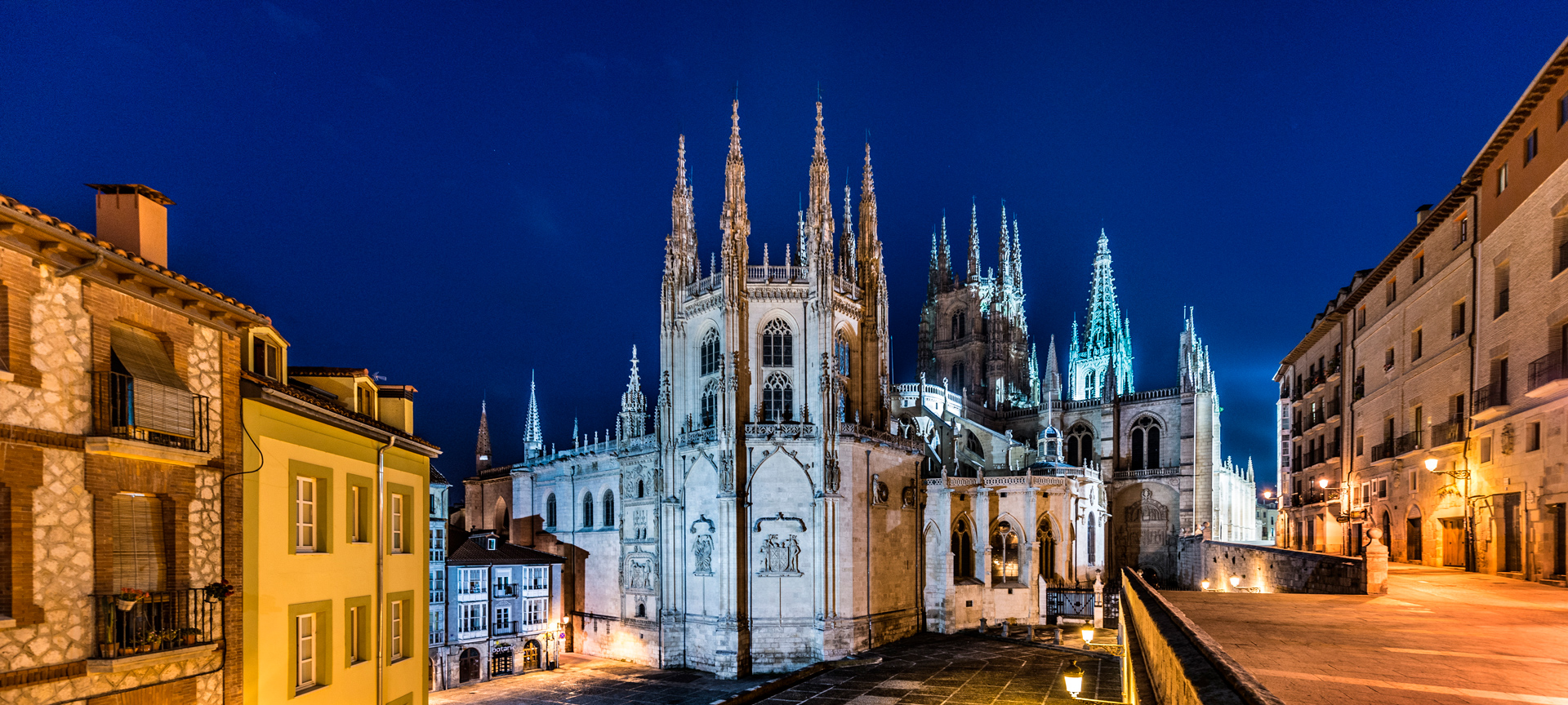 Gotische kathedraal bij nacht, stadsverlichting.