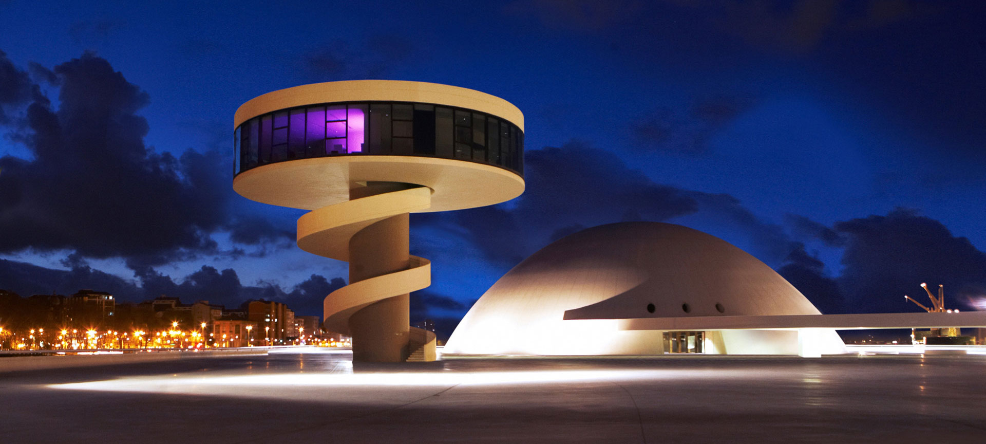 Moderne architectuur bij nacht in stadslandschap.
