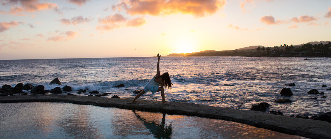 Yoga op het strand, langzaam reizen