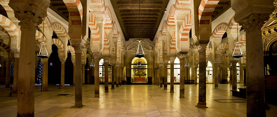 Binnen in de moskee-kathedraal van Cordoba