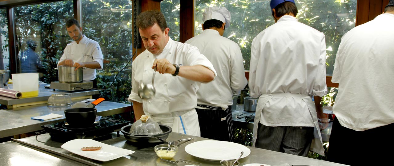 Martín Berasategui in de keuken van zijn restaurant