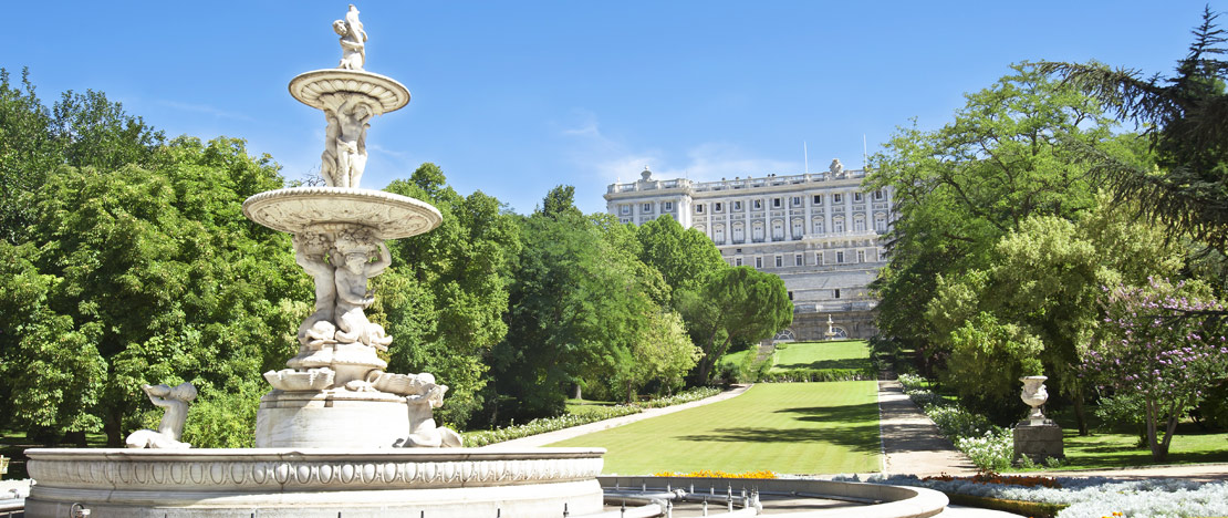Het Koninklijk Paleis in Madrid vanuit de Moro-tuinen