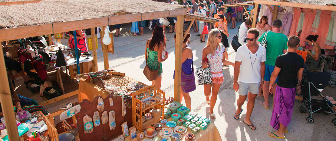 Uitzicht op de kunst- en ambachtsmarkt en beurs van La Mola in Formentera, Balearen