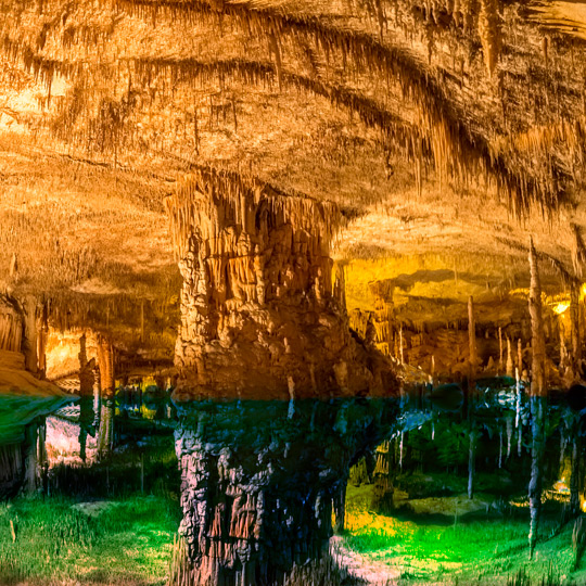 Uitzicht op het interieur van de grotten van Drach op Mallorca