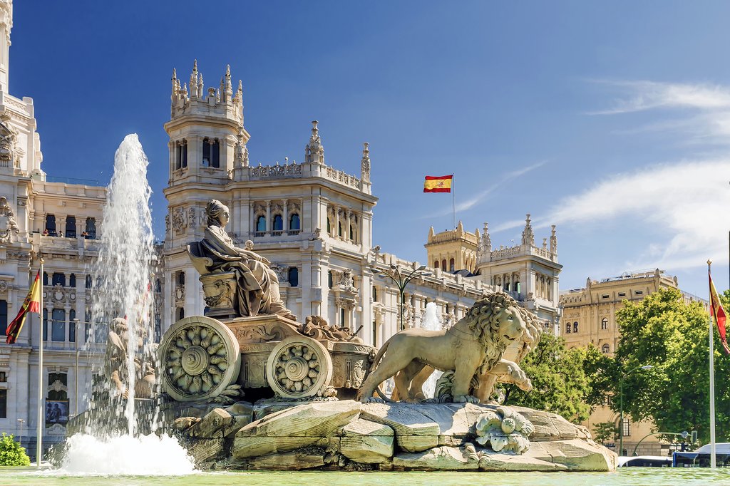 Cibeles-fontein met historische gebouwen in Madrid, Spanje.