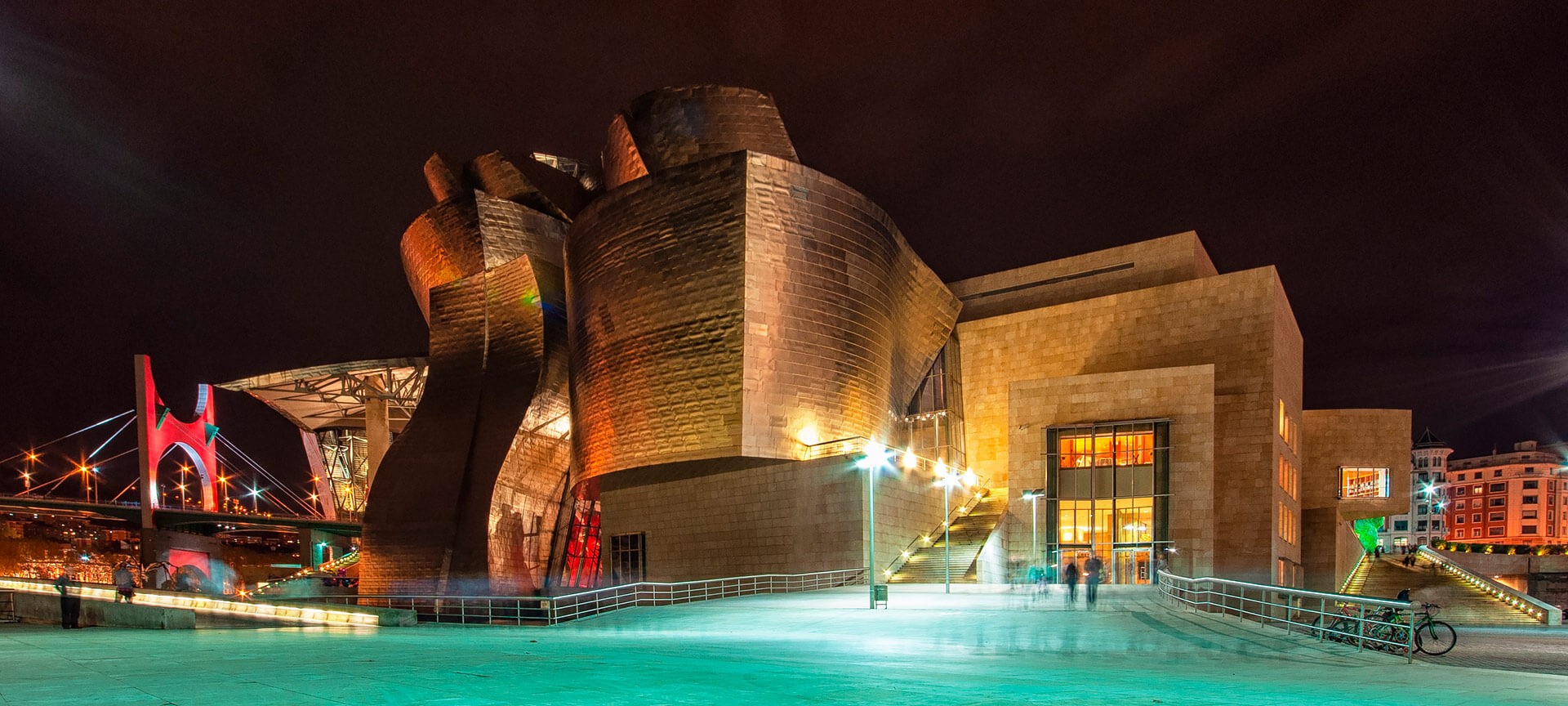 Guggenheim Museum Bilbao 's nachts verlicht.