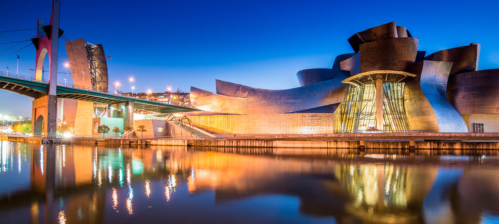 Guggenheim Museum Bilbao bij nacht.