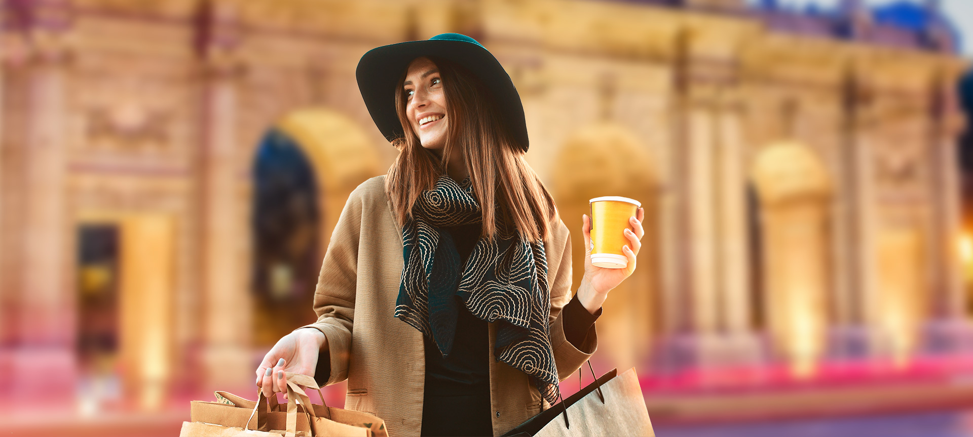 Vrouw geniet van winkelen met koffie in stad.