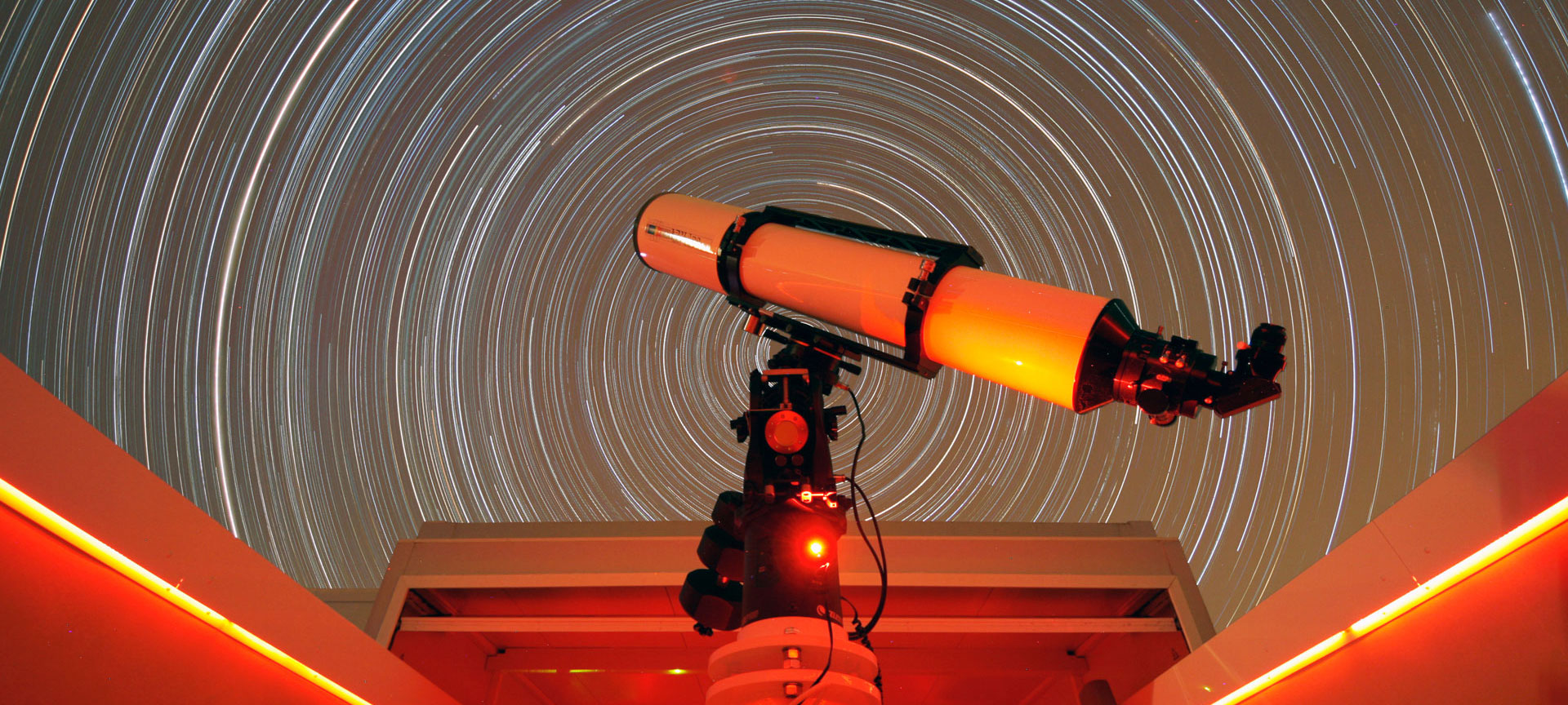 Telescoop en sterrensporen in observatorium.