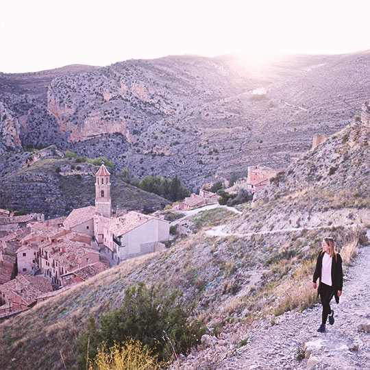 Toeristische wandeling langs een heuvel met uitzicht op het dorp Albarracín, Teruel