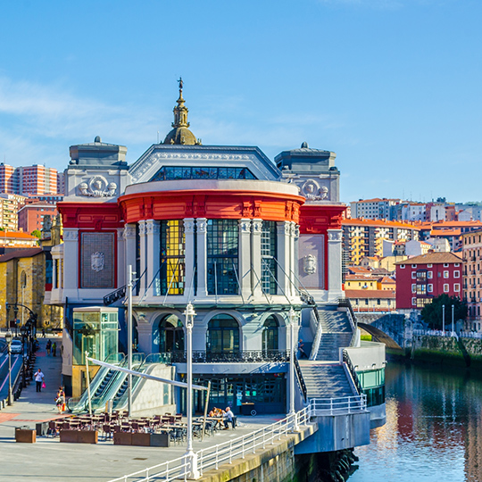 Uitzicht op de straten en de rivier rondom de Ribera-markt in Bilbao