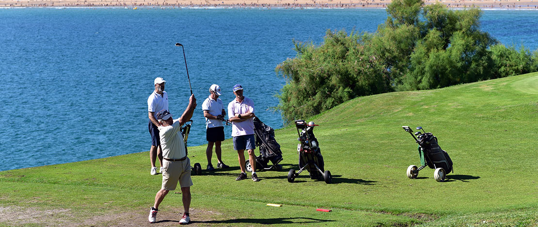 Golfers bij de Mataleñas golfclub in Santander