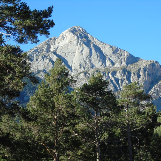 Uitzicht op de berg Pedraforca in het natuurreservaat Cadí-Moixeró, Catalonië.