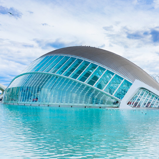 Uitzicht op de Hemisfèric in de Stad van Kunsten en Wetenschappen van Valencia