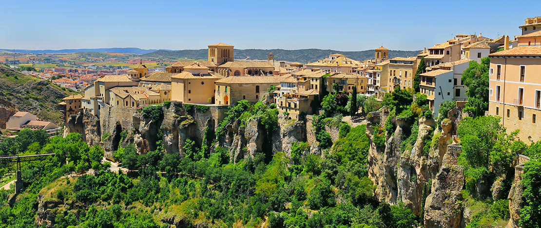Uitzicht op de hangende huizen van Cuenca, Castilla-La Mancha