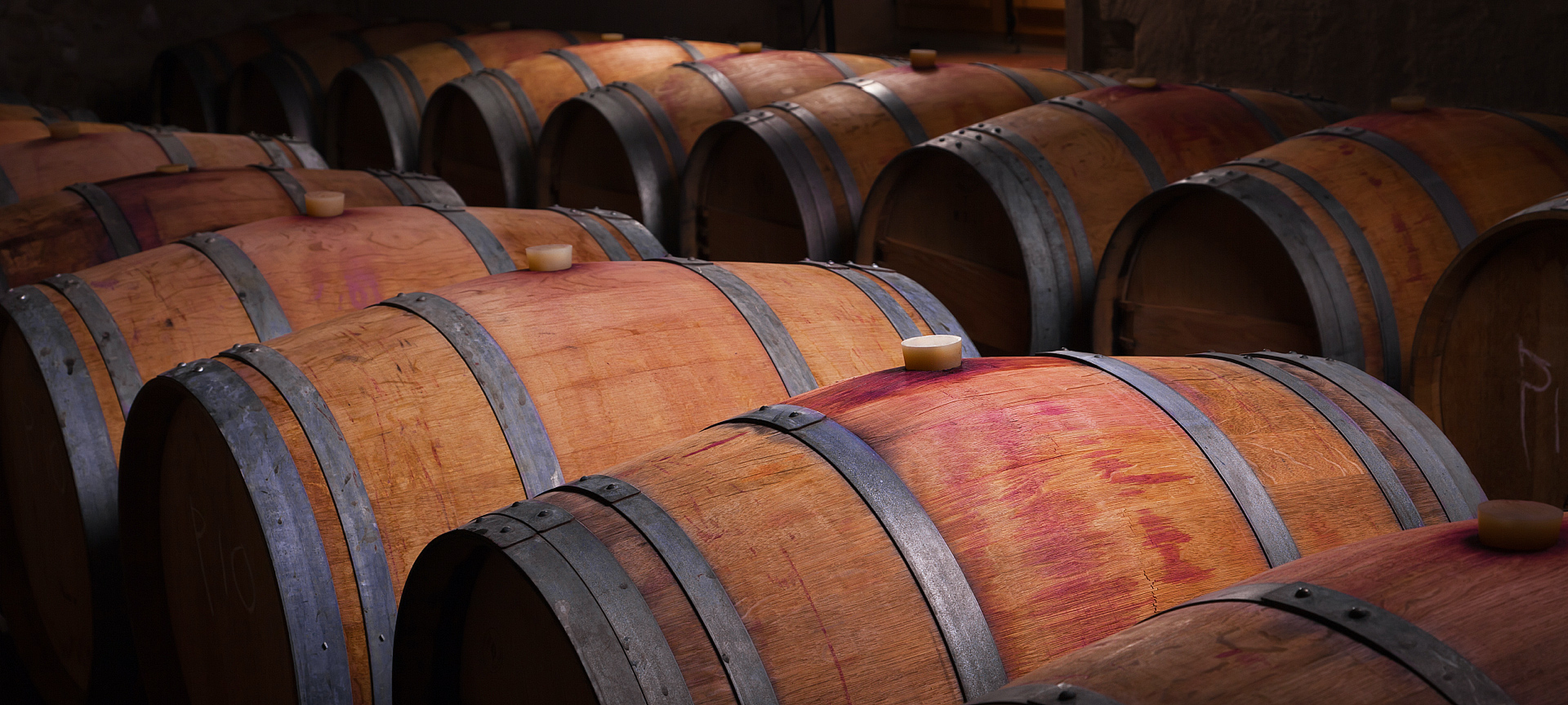 Houten wijnvaten opgeslagen in kelder.