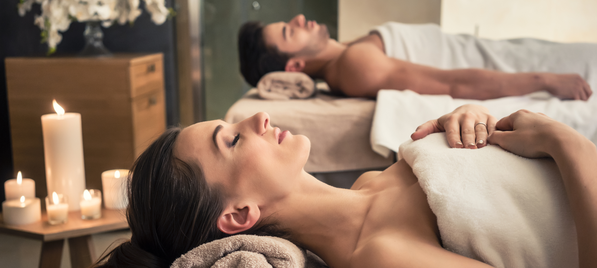Ontspannen koppel geniet van een massage in wellnesscentrum.