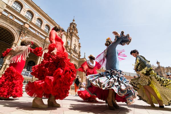 Flamencodansers voor historisch gebouw.