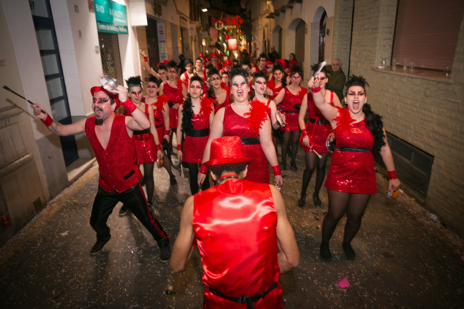 Een groep mannen en vrouwen, uitsluitend gekleed in rood en zwart, tijdens een Carnavalsoptocht