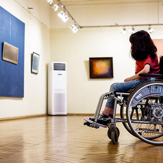 Een kunstgalerie bezoeken in een rolstoel