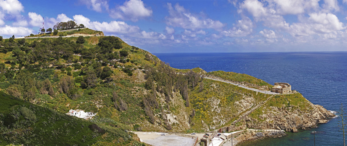 Uitzicht op Punta Almina, de baai van Desnarigado en het militaire museum in Ceuta