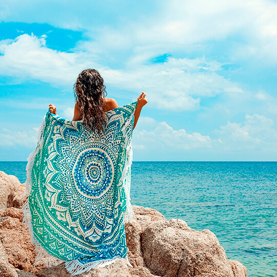 Hippiestijl op het strand met een sarong