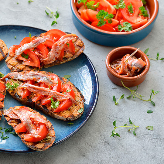 Santoña-ansjovis op brood met tomaat en olijfolie