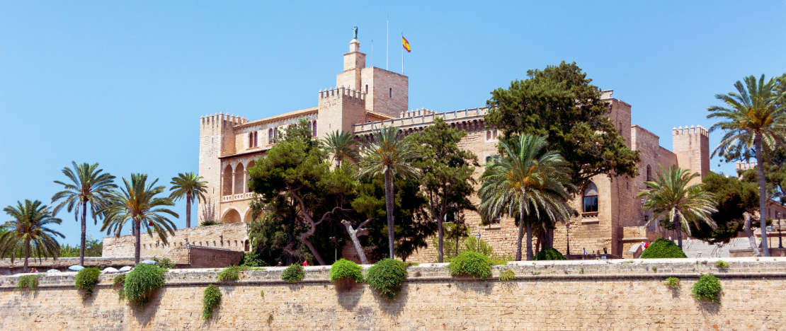 Uitzicht op het koninklijk paleis La Almudaina in Palma de Mallorca, Balearen
