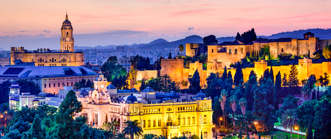Nachtelijk uitzicht op de kathedraal, het stadhuis en het Alcazaba in Malaga, Andalusië