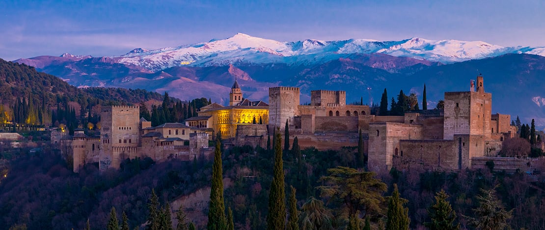 Uitzicht op het Alhambra met de Sierra Nevada-bergketen op de achtergrond tijdens de winter in Granada, Andalusië