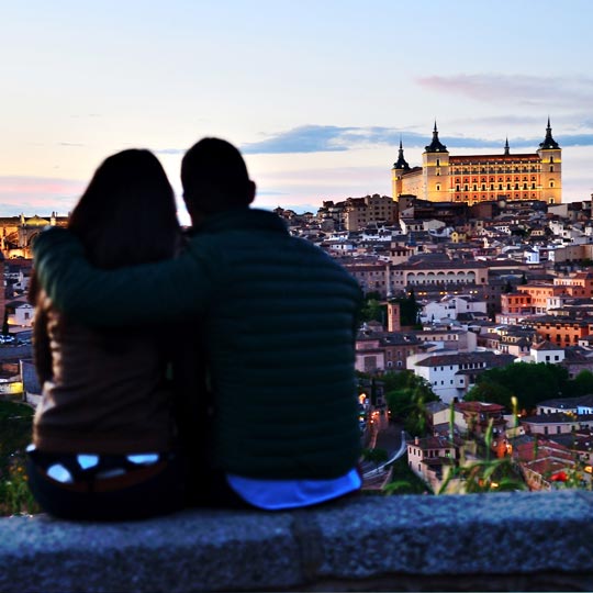 Paar genieten van het uitzicht op de stad Toledo