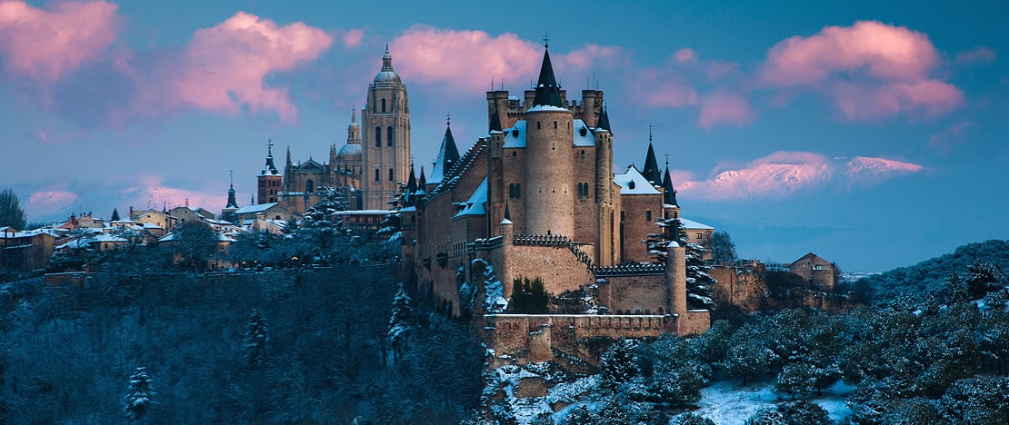 Uitzicht op het Alcázar en de kathedraal van Segovia, Castilië en León, bedekt met sneeuw